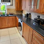 2 Large Bedroom House By Homebird Management Short Lets & Serviced With Private Parking & Garden