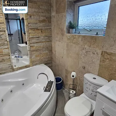 2 Large Bedroom House By Homebird Management Short Lets & Serviced With Private Parking & Garden Semesterbostad *