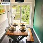 2 Large Bedroom House By Homebird Management Short Lets & Serviced With Private Parking & Garden