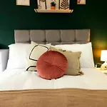 Сasa de vacaciones 2 Large Bedroom House By Homebird Management Short Lets & Serviced With Private Parking & Garden *