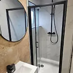 Сasa de vacaciones 2 Large Bedroom House By Homebird Management Short Lets & Serviced With Private Parking & Garden