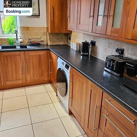 2 Large Bedroom House By Homebird Management Short Lets & Serviced With Private Parking & Garden