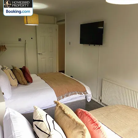 Vakantiehuis 2 Large Bedroom House By Homebird Management Short Lets & Serviced With Private Parking & Garden *