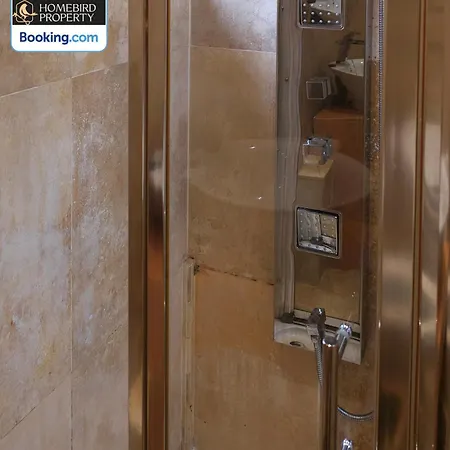 2 Large Bedroom House By Homebird Management Short Lets & Serviced With Private Parking & Garden *