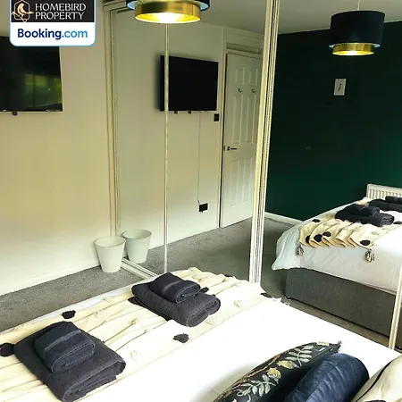 2 Large Bedroom House By Homebird Management Short Lets & Serviced With Private Parking & Garden Vakantiehuis