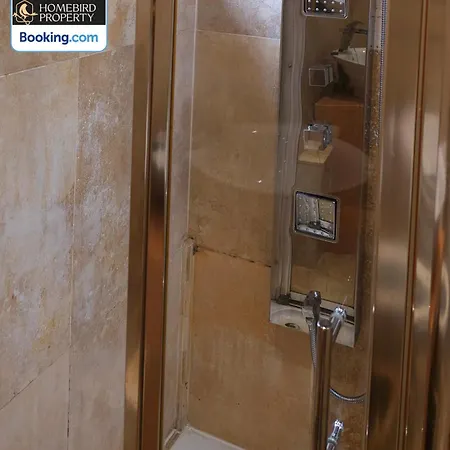 2 Large Bedroom House By Homebird Management Short Lets & Serviced With Private Parking & Garden Vakantiehuis *