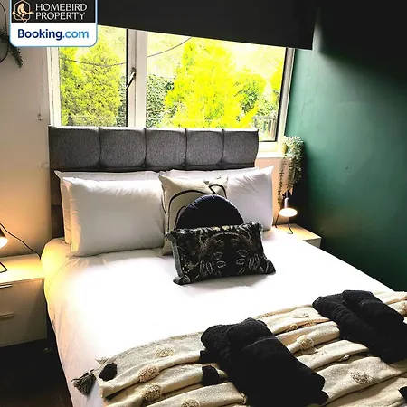 Holiday home 2 Large Bedroom House By Homebird Management Short Lets & Serviced With Private Parking & Garden *