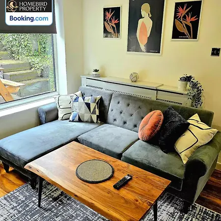 2 Large Bedroom House By Homebird Management Short Lets & Serviced With Private Parking & Garden