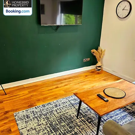 2 Large Bedroom House By Homebird Management Short Lets & Serviced With Private Parking & Garden Leeds (West Yorkshire)