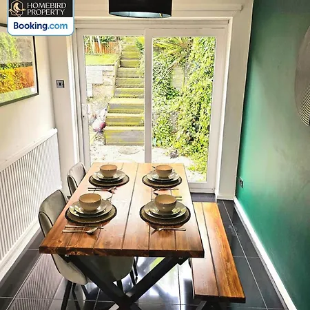 2 Large Bedroom House By Homebird Management Short Lets & Serviced With Private Parking & Garden