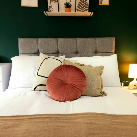 Holiday home 2 Large Bedroom House By Homebird Management Short Lets & Serviced With Private Parking & Garden *