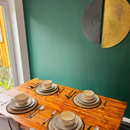 Vakantiehuis 2 Large Bedroom House By Homebird Management Short Lets & Serviced With Private Parking & Garden Leeds (West Yorkshire)