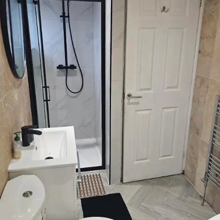 Vakantiehuis 2 Large Bedroom House By Homebird Management Short Lets & Serviced With Private Parking & Garden *