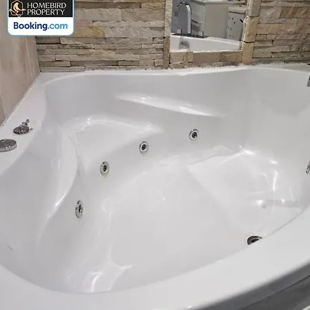 Holiday home 2 Large Bedroom House By Homebird Management Short Lets & Serviced With Private Parking & Garden *