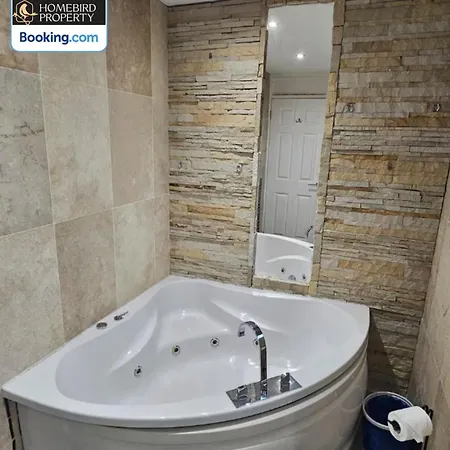 2 Large Bedroom House By Homebird Management Short Lets & Serviced With Private Parking & Garden Hébergement de vacances