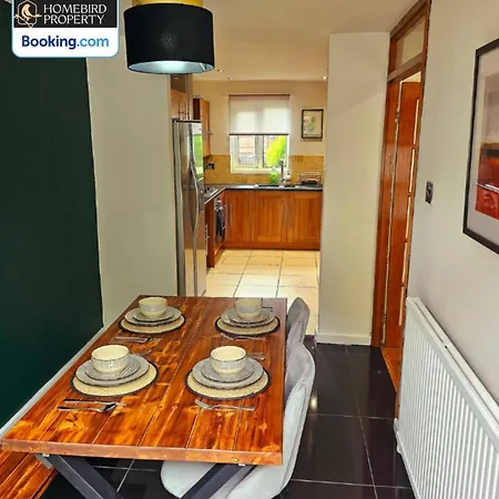 2 Large Bedroom House By Homebird Management Short Lets & Serviced With Private Parking & Garden