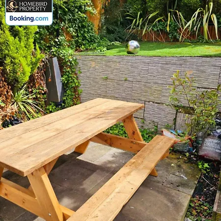 2 Large Bedroom House By Homebird Management Short Lets & Serviced With Private Parking & Garden *