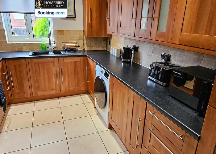 2 Large Bedroom House By Homebird Management Short Lets & Serviced With Private Parking & Garden