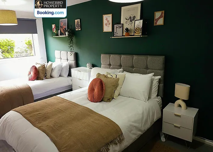 2 Large Bedroom House By Homebird Management Short Lets & Serviced With Private Parking & Garden Leeds (West Yorkshire)