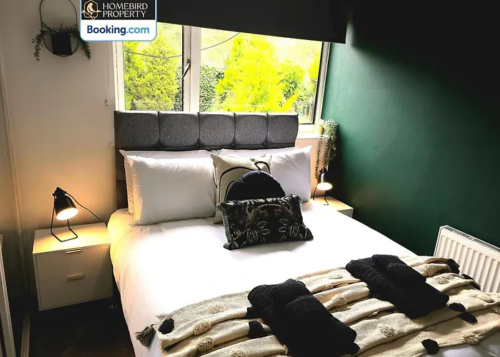 Dom wakacyjny 2 Large Bedroom House By Homebird Management Short Lets & Serviced With Private Parking & Garden *