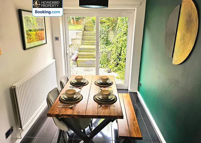 2 Large Bedroom House By Homebird Management Short Lets & Serviced With Private Parking & Garden