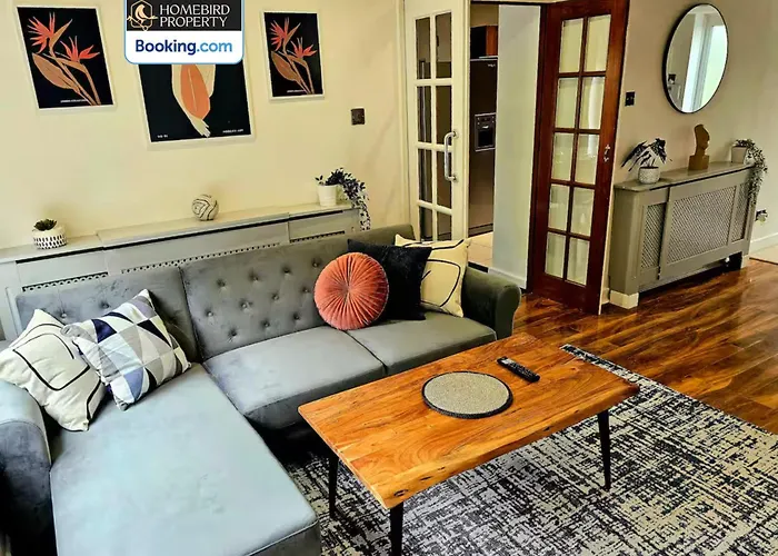 2 Large Bedroom House By Homebird Management Short Lets & Serviced With Private Parking & Garden Leeds (West Yorkshire)