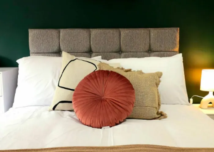 Dom wakacyjny 2 Large Bedroom House By Homebird Management Short Lets & Serviced With Private Parking & Garden *