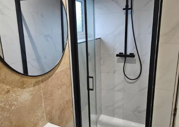 Holiday home 2 Large Bedroom House By Homebird Management Short Lets & Serviced With Private Parking & Garden