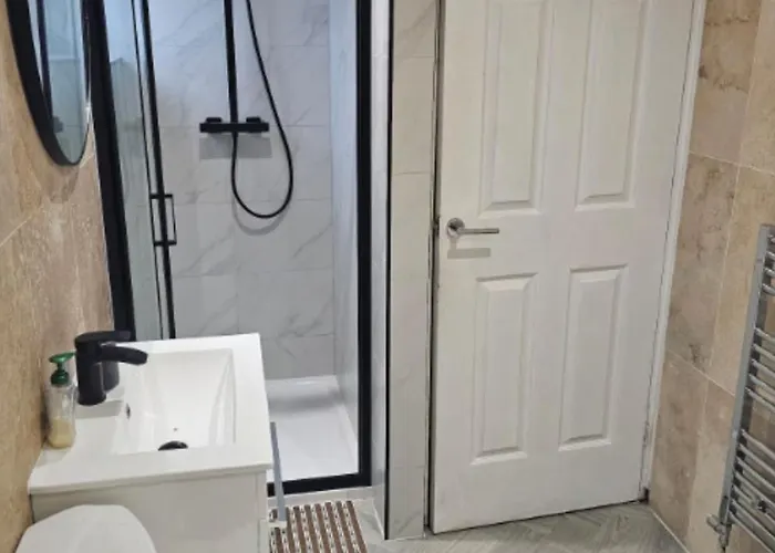 Dom wakacyjny 2 Large Bedroom House By Homebird Management Short Lets & Serviced With Private Parking & Garden *