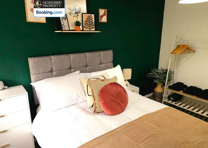 2 Large Bedroom House By Homebird Management Short Lets & Serviced With Private Parking & Garden *