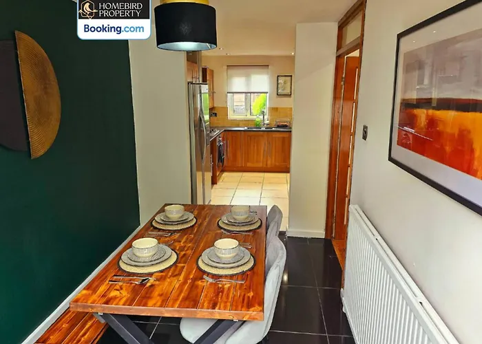 2 Large Bedroom House By Homebird Management Short Lets & Serviced With Private Parking & Garden