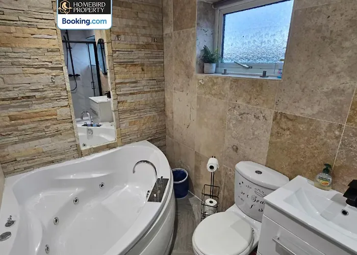 2 Large Bedroom House By Homebird Management Short Lets & Serviced With Private Parking & Garden Dom wakacyjny *