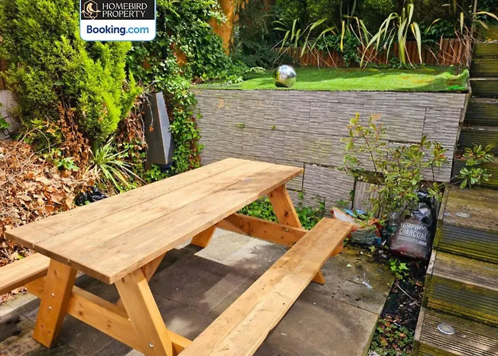 2 Large Bedroom House By Homebird Management Short Lets & Serviced With Private Parking & Garden *