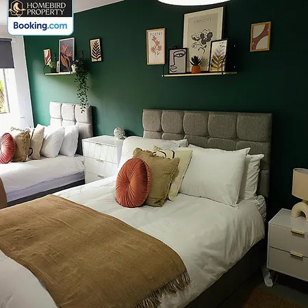 2 Large Bedroom House By Homebird Management Short Lets & Serviced With Private Parking & Garden Leeds (West Yorkshire)