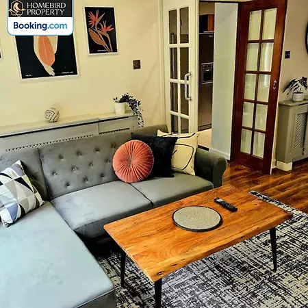 2 Large Bedroom House By Homebird Management Short Lets & Serviced With Private Parking & Garden Leeds (West Yorkshire)