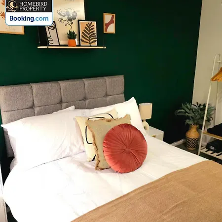 2 Large Bedroom House By Homebird Management Short Lets & Serviced With Private Parking & Garden *