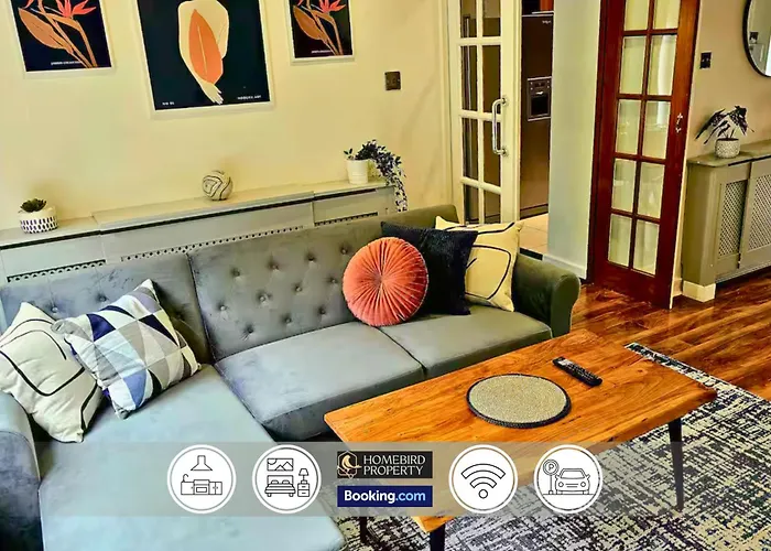 Holiday home 2 Large Bedroom House By Homebird Management Short Lets & Serviced With Private Parking & Garden *