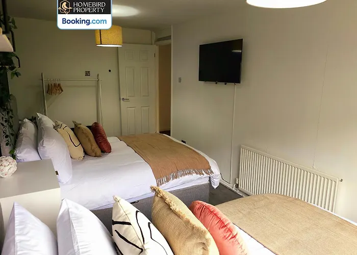 Holiday home 2 Large Bedroom House By Homebird Management Short Lets & Serviced With Private Parking & Garden *