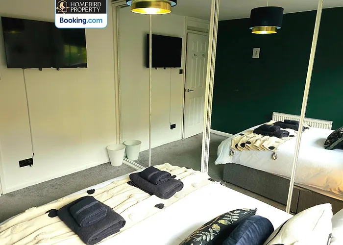 2 Large Bedroom House By Homebird Management Short Lets & Serviced With Private Parking & Garden Holiday home