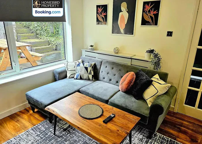 2 Large Bedroom House By Homebird Management Short Lets & Serviced With Private Parking & Garden