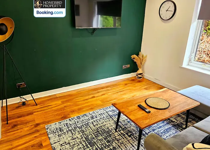 2 Large Bedroom House By Homebird Management Short Lets & Serviced With Private Parking & Garden Leeds (West Yorkshire)