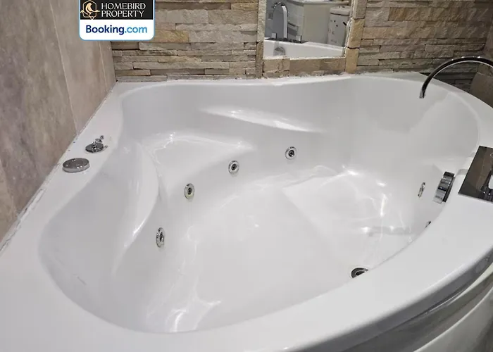 Holiday home 2 Large Bedroom House By Homebird Management Short Lets & Serviced With Private Parking & Garden *