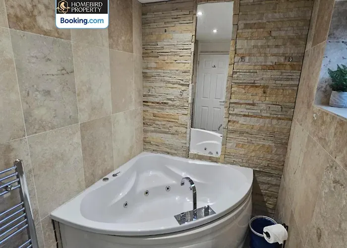 2 Large Bedroom House By Homebird Management Short Lets & Serviced With Private Parking & Garden Holiday home